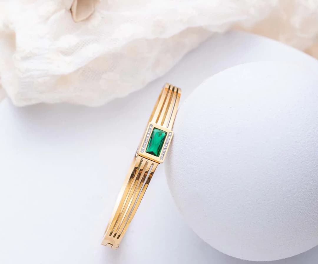 Green gemstone golden bracelet openable